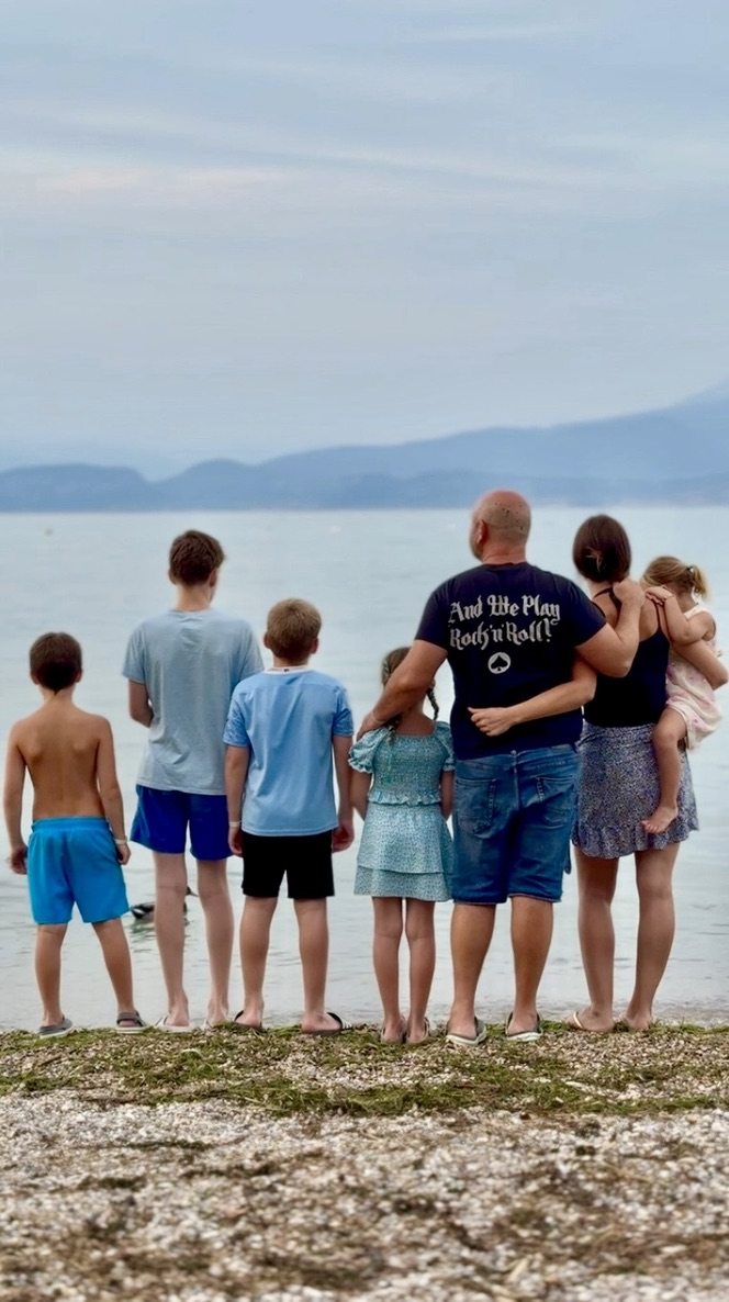 Familie am Wasser
