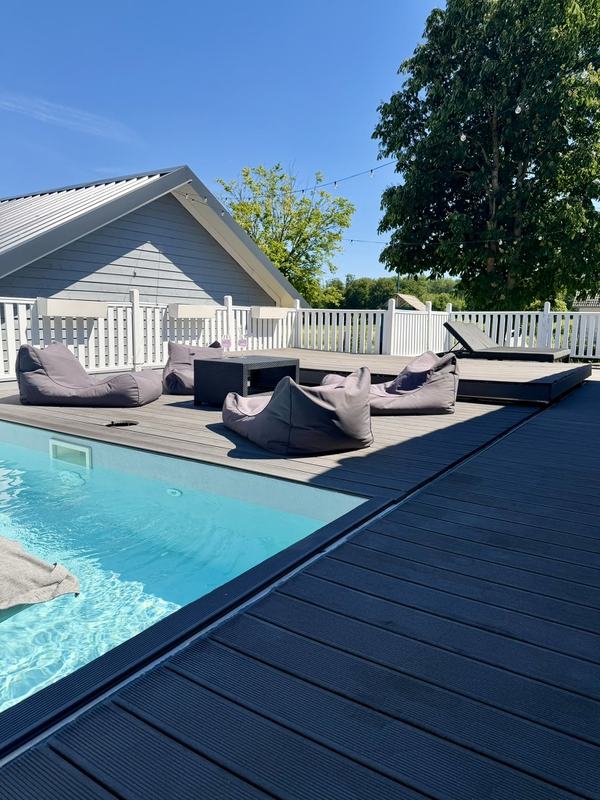Pool und Terrasse